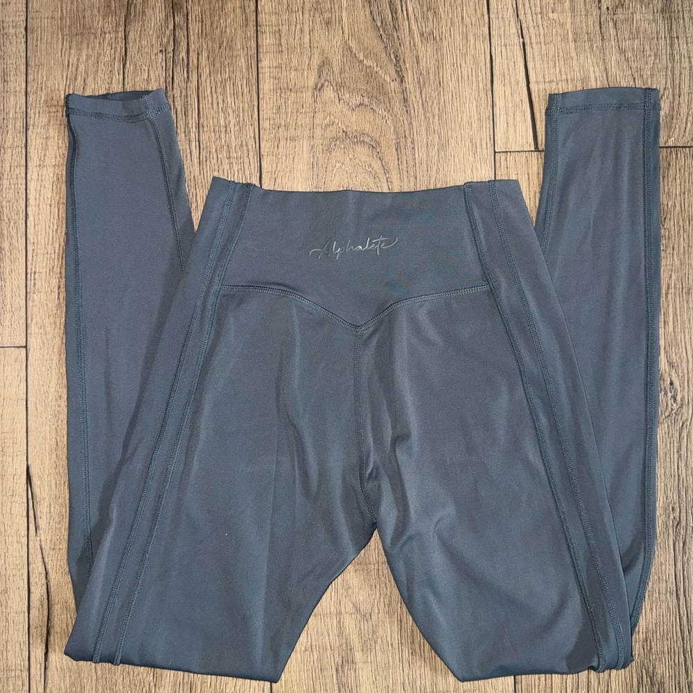 Alphalete Leggings in Charcoal Gray